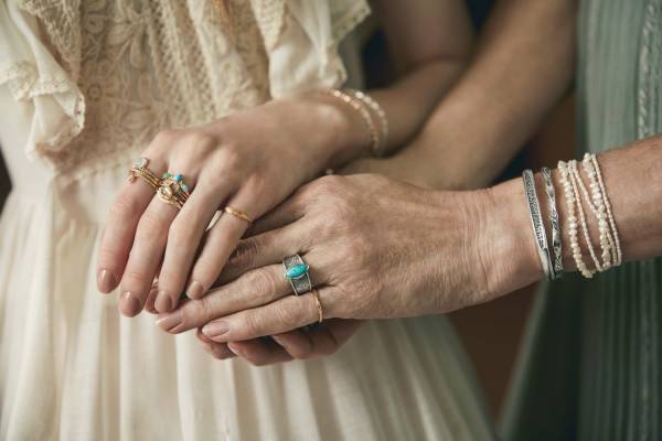 アガット新作ジュエリー、植物柄を施したバングル&5連パールの華やかブレスレットなど