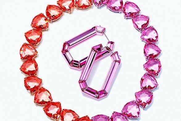 スワロフスキー“カラフル”ストーンが煌めく新作ジュエリー、ピンクのフープピアスなど