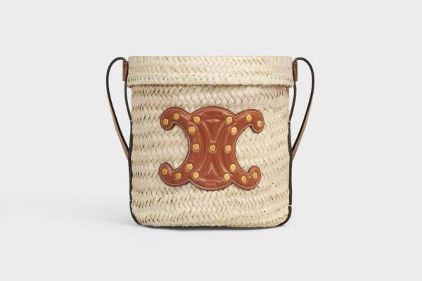 セリーヌ“南仏”着想の限定アイテム、「トリオンフ」モチーフのラフィアバッグ＆ハットなど