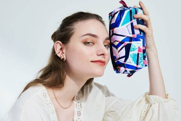 プラス ヴァンドームのアクセサリー＆アフリカン柄ポーチの限定セット、リッチー・エブリデイとコラボ