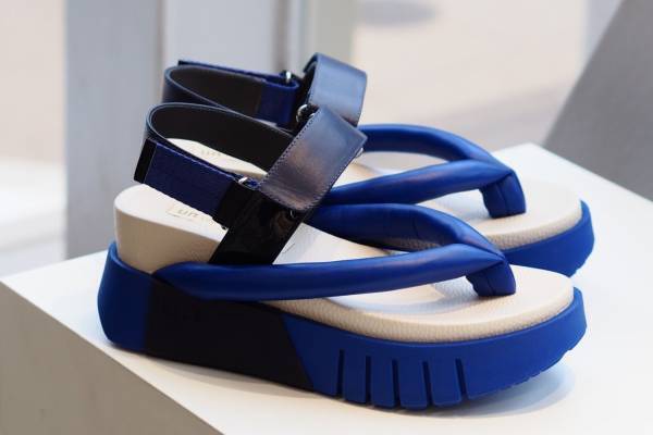 ユナイテッド ヌード“厚底ソール×トング”の新作スポーツサンダル、鮮やかなブルーやグレーで