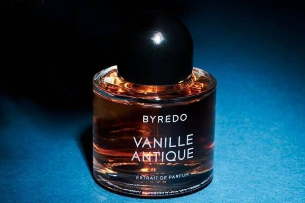 バイレード「ヴァニーユ アンティーク」“夜に纏う”甘さ控えめバニラフレグランス、寝香水にも
