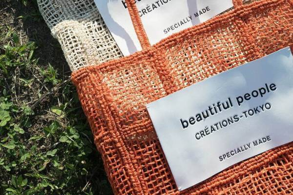 ビューティフルピープル「ネームタグ」新作、軽やかな天然素材の“カラフル”バッグ