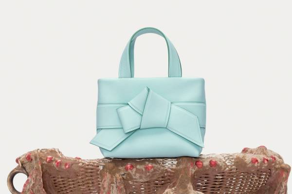 アクネ ストゥディオズ“着物の帯”着想の結び目バッグに新作、ピンク＆ミントブルーのショルダーなど