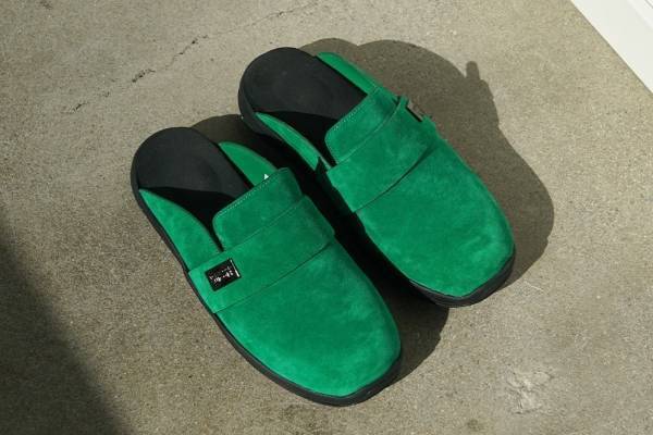 トムウッド×スイコックのコラボシューズ、メタルプレート付きサボ＆ストラップサンダル