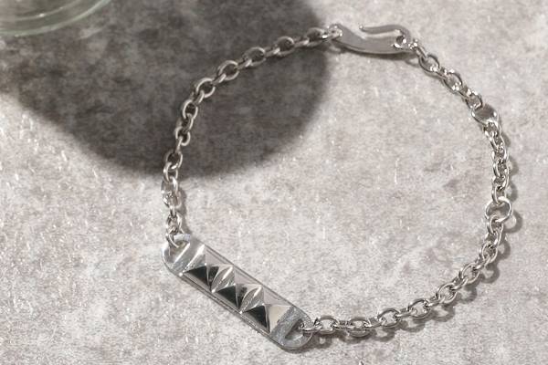 ニコアンド×ジャムホームメイドのメンズアクセサリー、3連スタッズリングやコイン付きチェーンネックレス