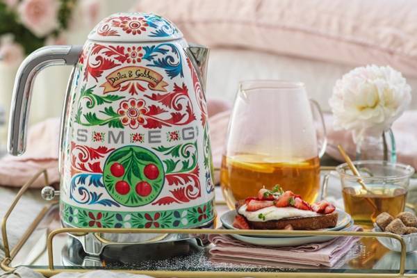 ドルチェ＆ガッバーナ×キッチン家電ブランドのスメッグ、シチリア伝統装飾の冷蔵庫やトースター
