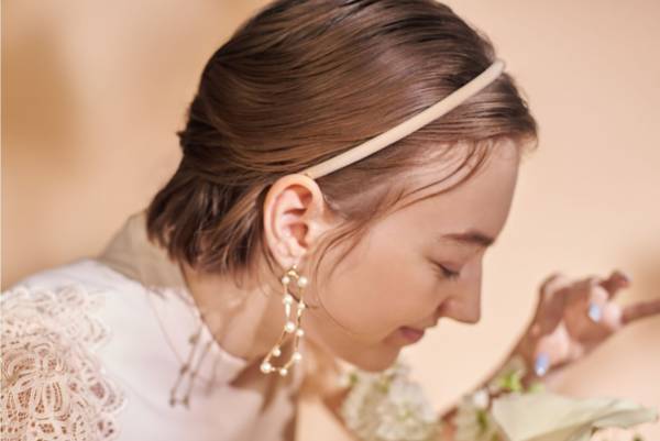 アレクサンドル ドゥ パリのセルフォード限定ヘアアクセサリー、上品ベージュ×輝くクリスタル