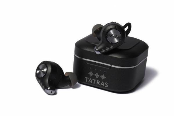 タトラス×アビオットの完全ワイヤレスイヤホン、ボディー＆ケースにシルバーのブランドロゴ