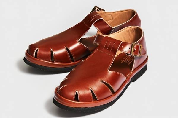 トリッカーズのレザーサンダル「LEWES」厳選された軽量レザーアッパー＆ラバーソール