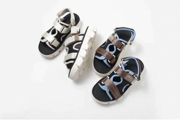 エミ×シャカ“アイスブルーの差し色”などクリーンなカラーのコラボサンダル