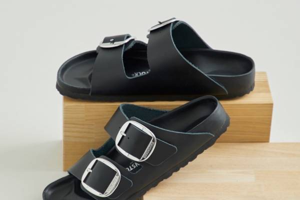 ビルケンシュトックのユナイテッドアローズ別注サンダル、クリーンなスムースレザー仕様