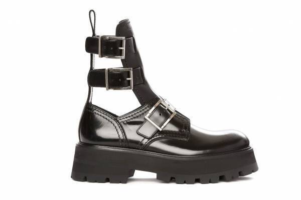 アレキサンダー・マックイーン新作「レイヴブーツ」バックル付きアンクルストラップ×厚底ソール