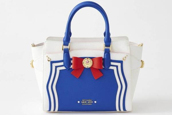 「美少女戦士セーラームーン」×サマンサグループ、“変身ブローチ”付きバッグやセーラー襟ポロシャツ