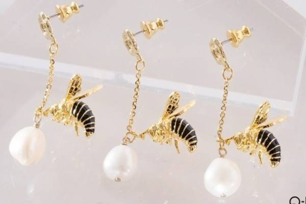 Q-pot.新作“天然石”ジュエリー、淡水パール×ミツバチチャームの“一点物”ピアスやネックレス