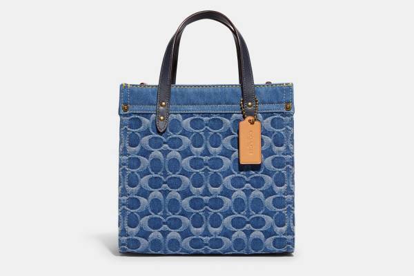 コーチ新作「デニム」バッグ、シグネチャー柄トートやインディゴブルーのホーボーバッグ