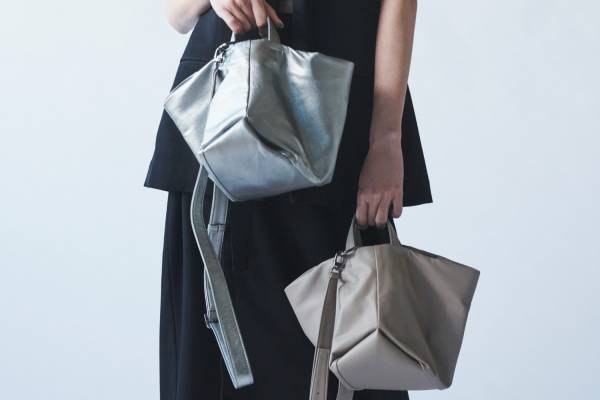 ディスコード ヨウジヤマモト“花のつぼみ”型3WAYレザーバッグに新色グレージュ＆シルバー