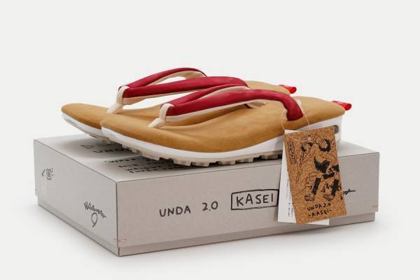 雪駄×スニーカー「雲駄」に“火星モチーフ”の新作、ワインレッド＆メイプルカラーで