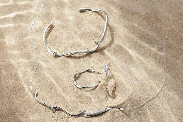 カナル 4℃夏の新作"波の揺らぎ"モチーフのネックレスや"しずく"着想のイヤーカフ