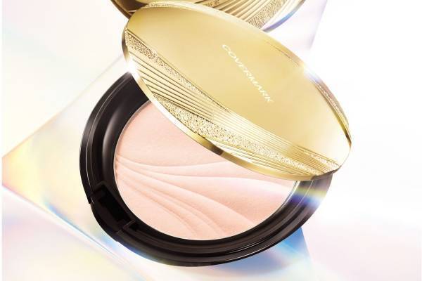 カバーマーク22年秋ベースメイク、スポットライトのような新“3Dおしろい”で、華やかフェイスに