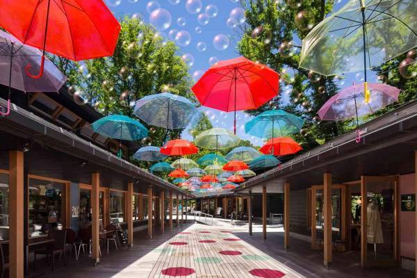 星野リゾート「軽井沢アンブレラスカイ2022」“宙に浮かぶ”カラフル傘＆シャボン玉演出も
