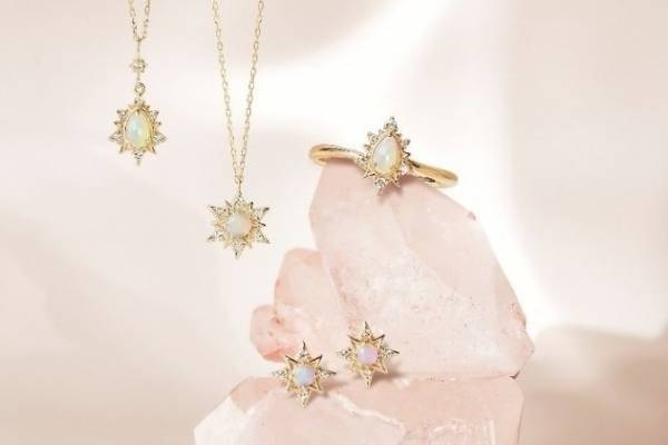 サマンサティアラ夏の新作"キラキラ輝く太陽"イメージのネックレスや三日月モチーフピアス