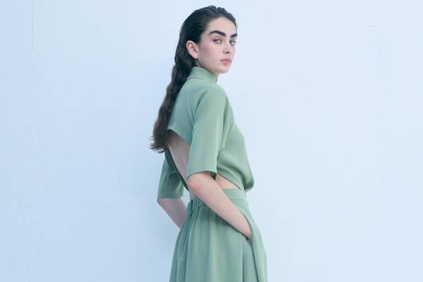 イッセイ ミヤケ新作ウェア、みずみずしい色彩のセットアップや“斜めプリーツ”のジャンプスーツなど