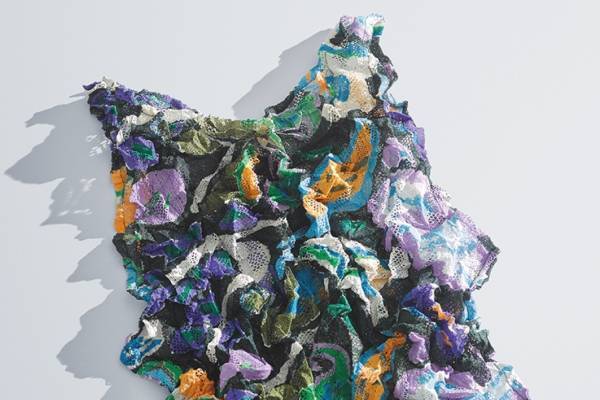 ミー イッセイ ミヤケ新作ウェア"爽やかカラー"プリーツトップス、クラッシュ加工プリントシャツも