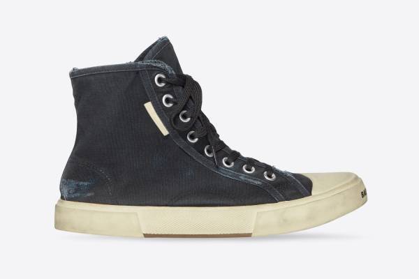 バレンシアガ新作スニーカー「パリ スニーカー」リアルなユーズドな加工を施したキャンバスシューズ