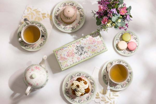 ラデュレ×陶器工房「ジアン」バラのブーケや花々を描いたティーポットなど食器、限定マカロンボックスも