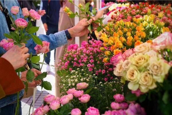 薔薇イベント「ローズ フェスティバル」青山ファーマーズマーケットで、プロによる花器の提案も