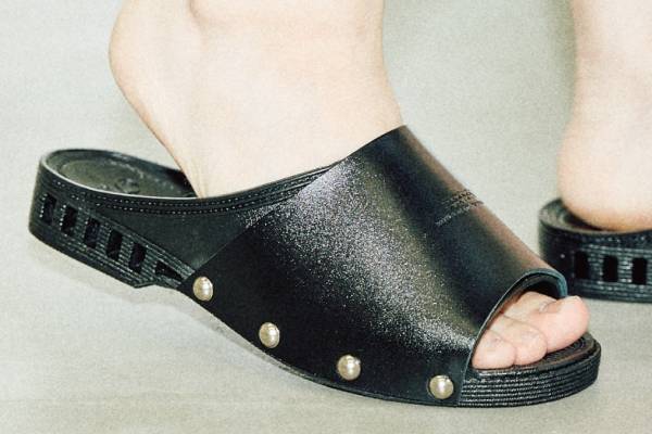 “おしゃれな便所サンダル”ベンチの限定ショップが渋谷に、15万通り以上から選ぶカスタムオーダーも