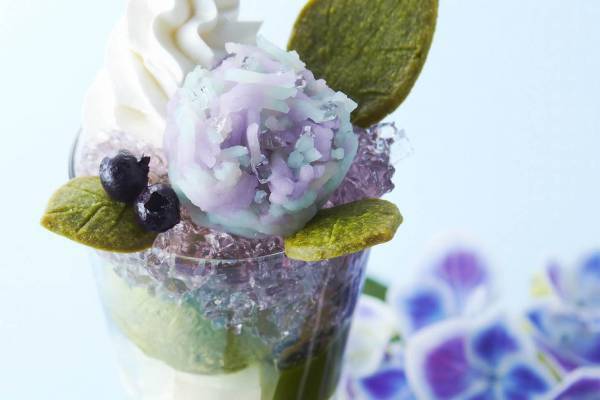 京都・伊藤久右衛門「紫陽花パフェ」雨露に濡れる紫陽花を表現