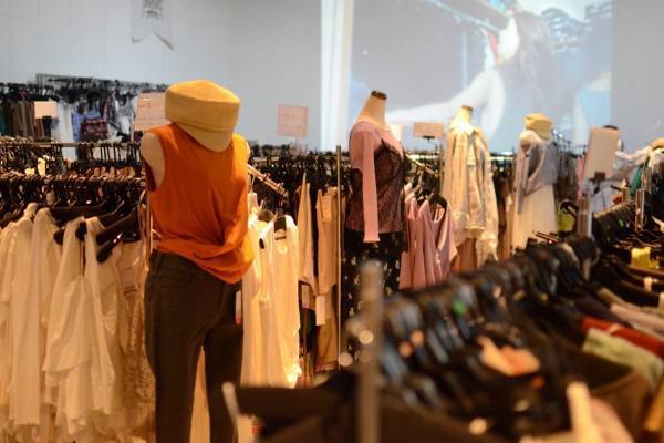 「東京アウトレットウィーク」22年サマーセールが東京・名古屋で、人気ブランド春夏物が最大90％オフ