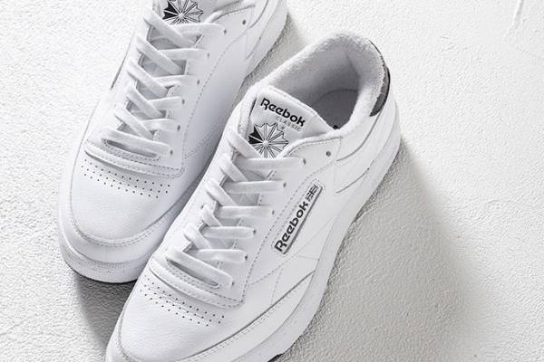 リーボックのスニーカー「クラブ シー」ホワイトアッパーのビューティ＆ユース別注モデル