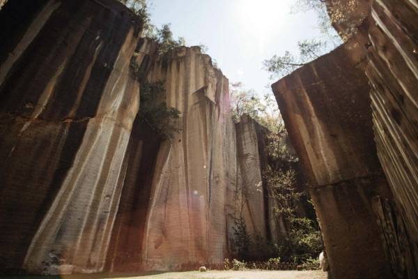 野外音楽フェス「岩壁音楽祭 2022」山形で、高さ50mの“断崖絶壁”が舞台