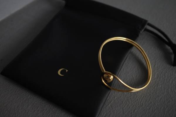 ジュエリーブランド「クレスターレ」“月の満ち欠け”を表現したバングルなど、大阪では関西初の限定ストア