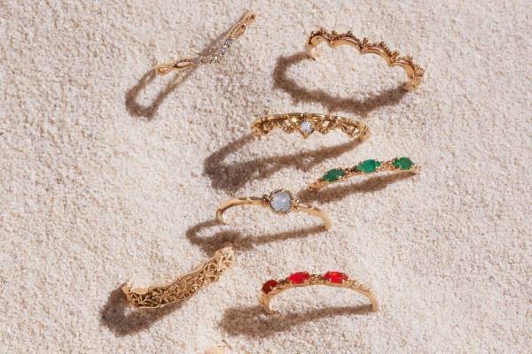 ノジェス“レイヤードリング”にカラーストーンの新作、エメラルドやオパールを透かしリングと重ね付け