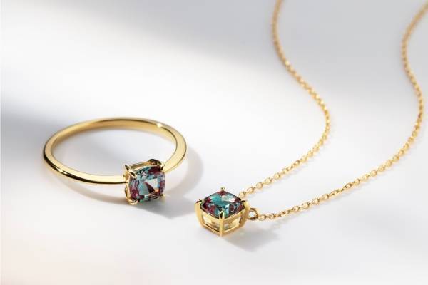 ビズー“宝石の王様”アレキサンドライトの新作ラボグロウンジュエリー、大粒ルースのリングなど