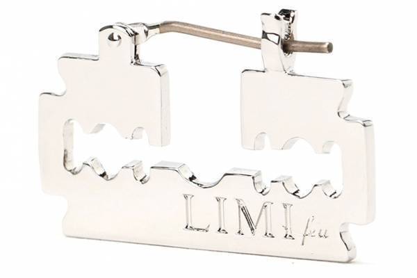 リミ フゥ×ヨシコ クリエーション初コラボアクセサリー、“両刃カミソリのブレード”ピアスやネックレス