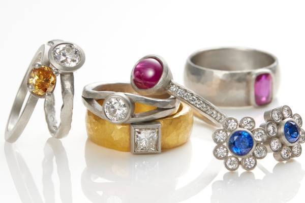 ロンドン発ハンドメイドジュエリー「マルコム ベッツ」“一点物”の新作がバーニーズ ニューヨークに集結