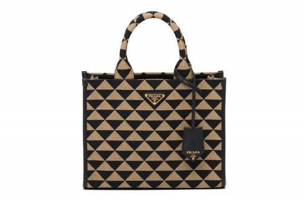 プラダ新作バッグ「プラダ シンボル」トライアングルをジャカード織りで表現、トートやボストン