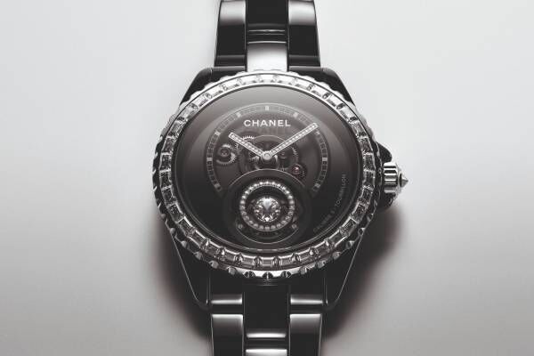 シャネルの腕時計「J12」“ダイヤモンドが回転する”新作、シックなブラックのケース＆ブレスレット