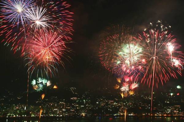 「熱海海上花火大会2022」“大空中ナイアガラ”など熱海湾で、年間を通して開催される名物イベント