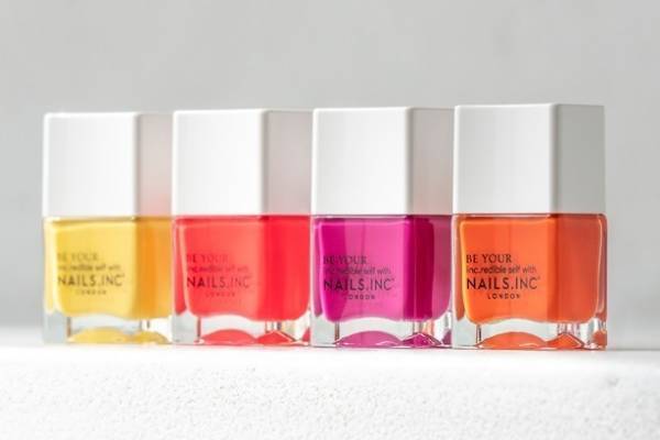 ネイルズ インク22年夏ネイル「夏の夕暮れ」着想のネオンカラー、コーラルピンクやクリームイエロー