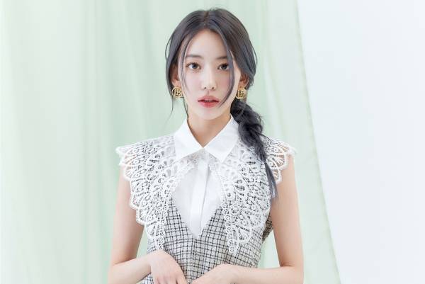 リリー ブラウン初夏のビジュートップス＆レース襟のシャツ×ワンピース、モデルに宮脇咲良