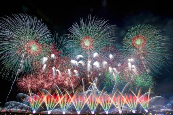 大曲の花火「全国花火競技大会2022」秋田・大仙で、昼夜2部制の日本三大花火大会が3年ぶりに