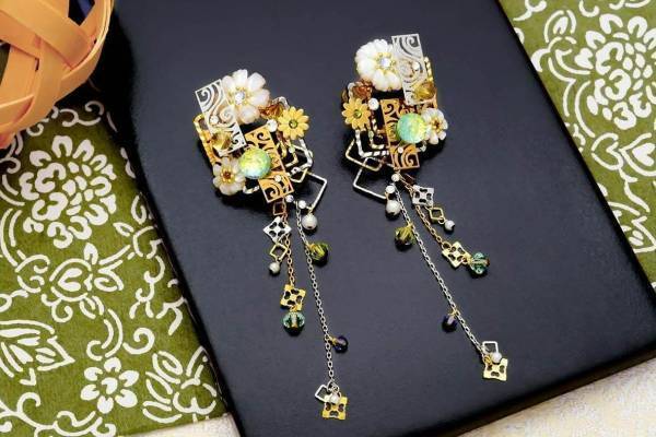 京都発“ピアスのようなイヤリング”「ぴあり」源氏物語“頭中将”着想の萌黄色ガラスジュエリー