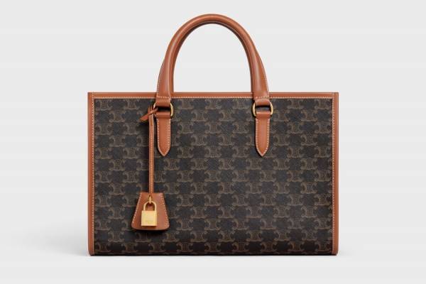 セリーヌ人気トートバッグがひと回り小さく＆ストラップ付きに、グラフィカルなロゴ入りバッグも