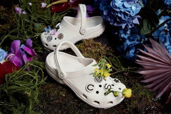 クロックス“フラワー”ジビッツチャーム付きサンダル、人気ショップ「10 コルソコモ」とコラボ